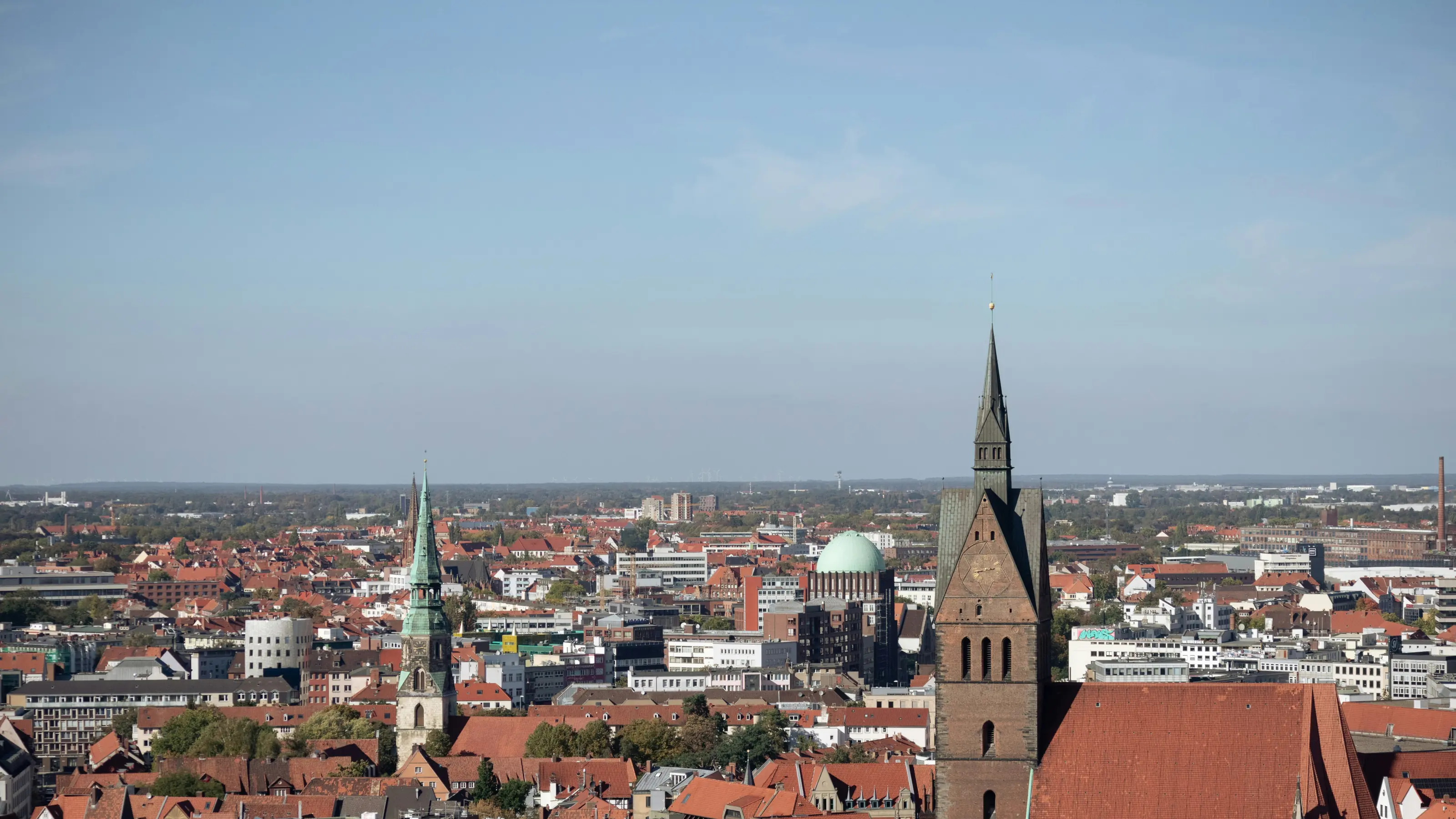 Blick über die Dächer von Hannover mit Marktkirche, Kreuzkirche und Anzeiger-Hochhaus