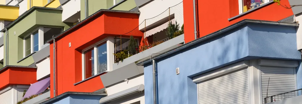Bunte Balkone eines Mehrfamilienhauses mit Mietwohnungen in Hannover
