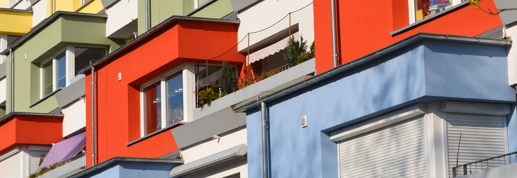 Bunte Balkone eines Wohnhauses in Hannover