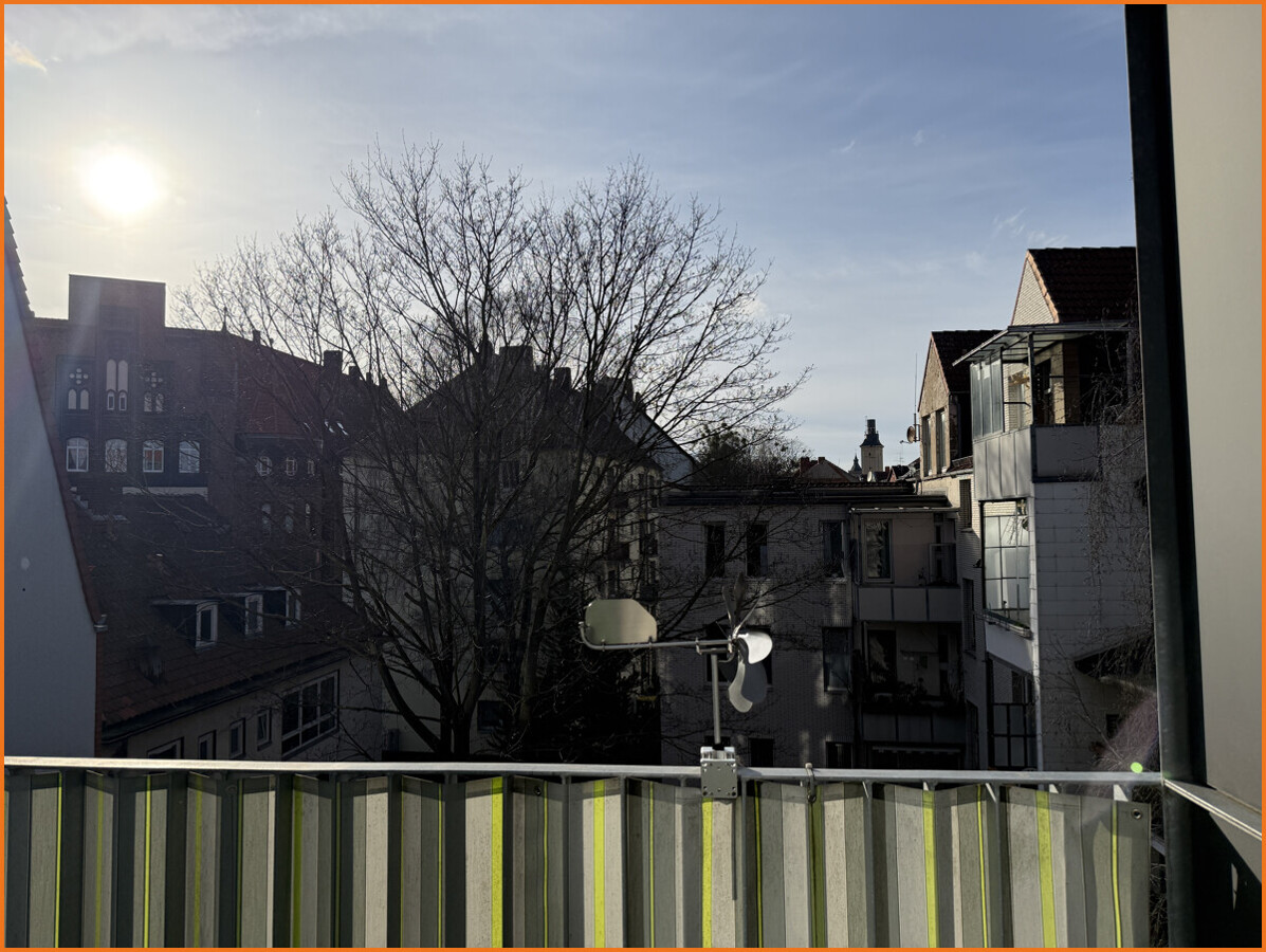 Offene Küche mit Blick ins Grüne in der Maisonette-Wohnung über zwei Ebenen