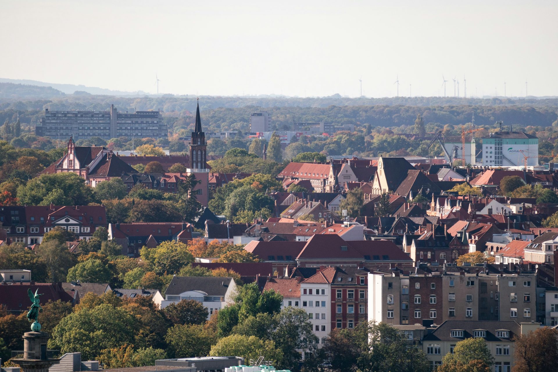 Eine Stadt mit vielen hohen Gebäuden und einem Uhrturm